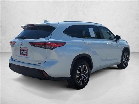 Used 2023 Toyota Highlander XLE FWD image 5