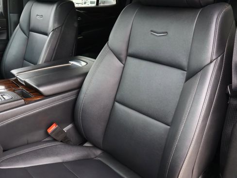 Used 2024 Cadillac Escalade Luxury RWD image 18