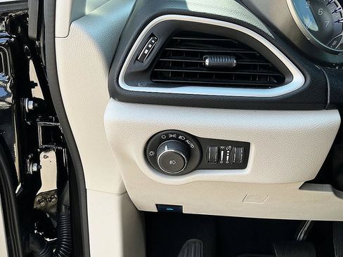 Used 2024 Chrysler Pacifica Touring-L FWD image 13