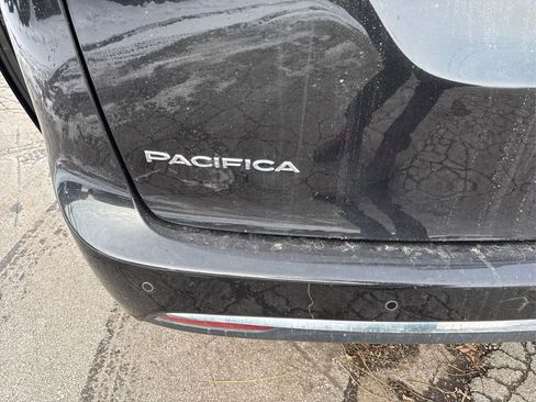 Used 2017 Chrysler Pacifica Touring-L image 15