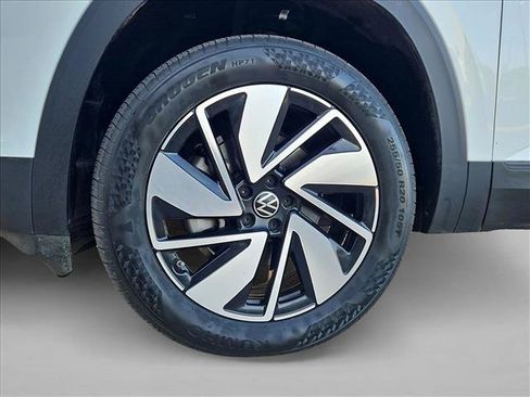 Used 2025 Volkswagen Atlas SE FWD image 24
