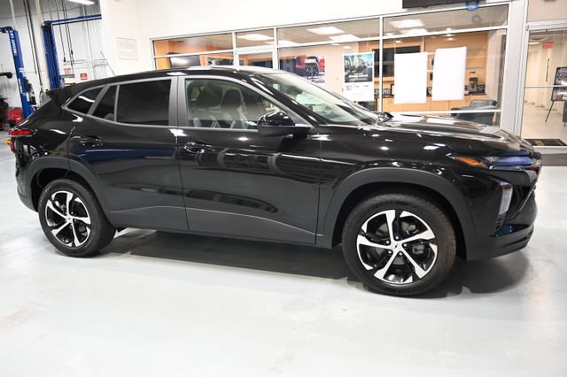 New 2026 Chevrolet Trax RS w/ Sunroof Package FWD image 4