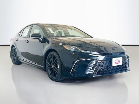 New 2026 Toyota Camry Hybrid FWD image 3