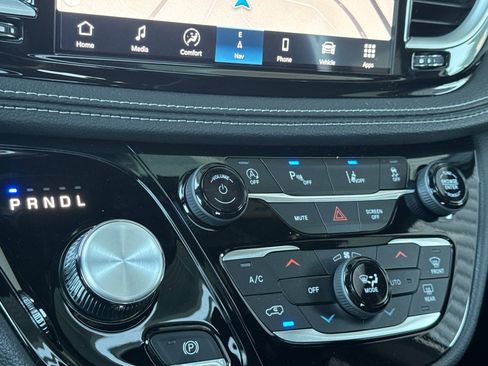 New 2027 Chrysler Pacifica Limited FWD image 17