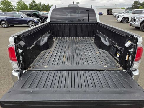 Certified 2022 Toyota Tacoma TRD Off-Road AWD/4WD image 17