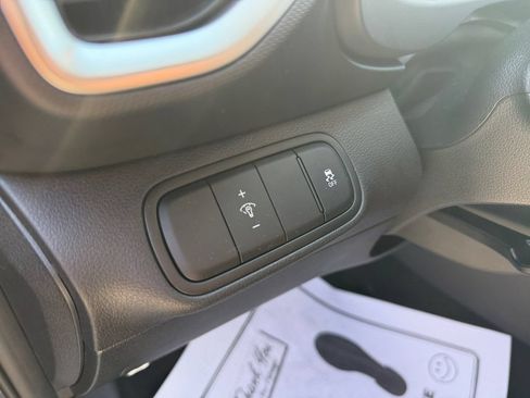 Used 2025 Hyundai Venue SEL FWD image 35