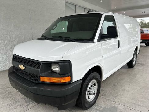 Used 2017 Chevrolet Express 3500 RWD image 2