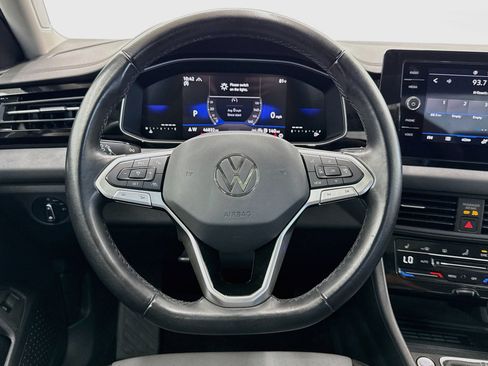 Used 2025 Volkswagen Jetta SE FWD image 18