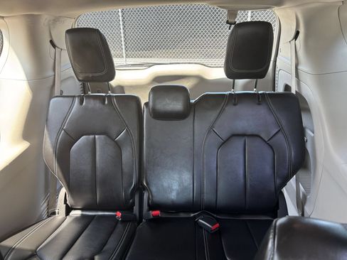 Used 2024 Chrysler Pacifica Touring-L FWD image 30