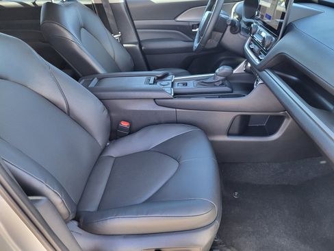 Used 2025 Toyota Grand Highlander AWD image 24