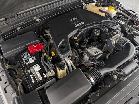 Used 2019 Jeep Wrangler Sport AWD/4WD image 7