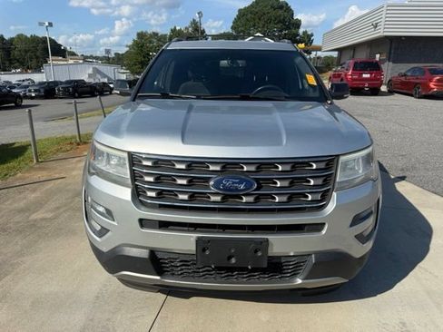 Used 2017 Ford Explorer XLT w/ Equipment Group 201A FWD image 2