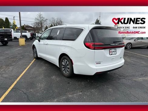 Used 2024 Chrysler Pacifica Limited FWD image 9