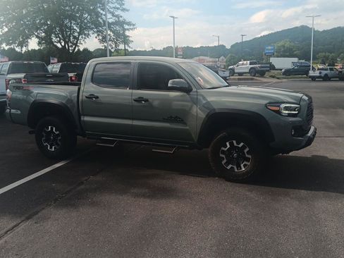 Used 2023 Toyota Tacoma TRD Off-Road w/ Advanced Technology Package AWD/4WD image 2