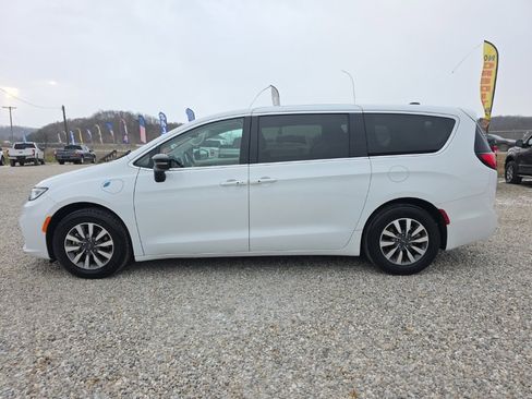 Used 2024 Chrysler Pacifica Select image 5