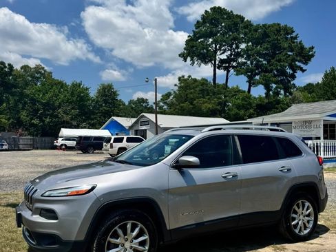 Used 2018 Jeep Cherokee Limited AWD/4WD image 5