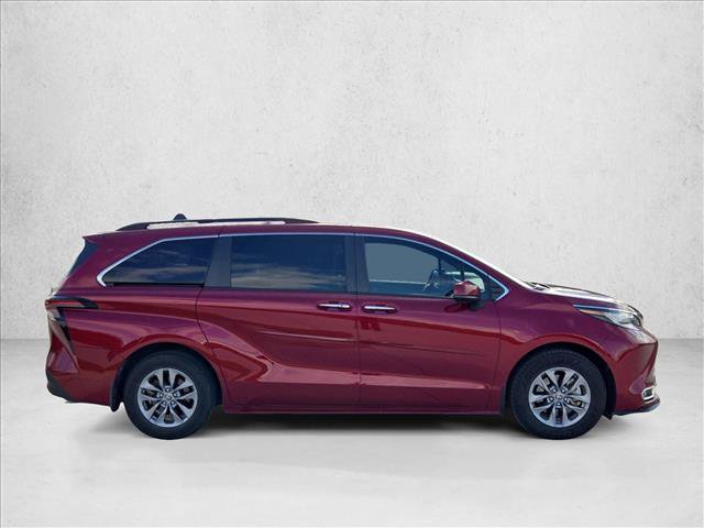 Used 2023 Toyota Sienna XLE FWD image 4