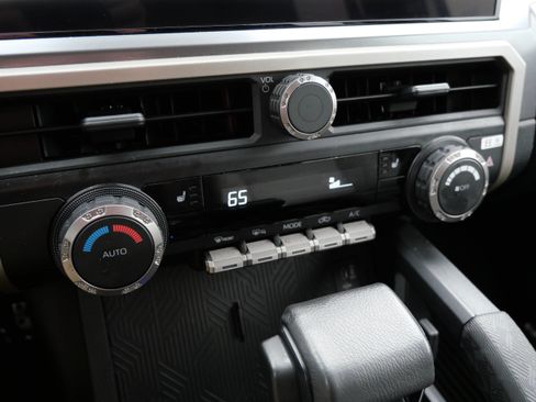 Used 2025 Toyota Tacoma TRD Sport AWD/4WD image 37