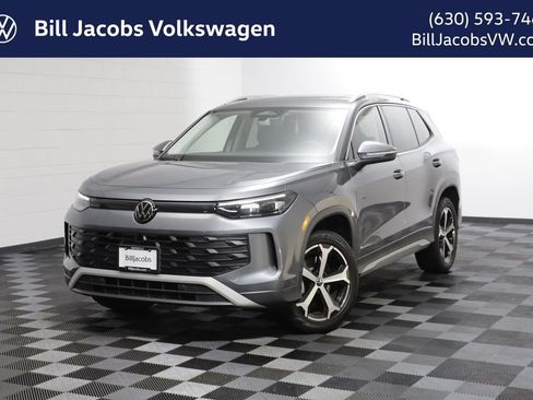 Used 2026 Volkswagen Tiguan SE w/ Panoramic Sunroof Package AWD/4WD image 1