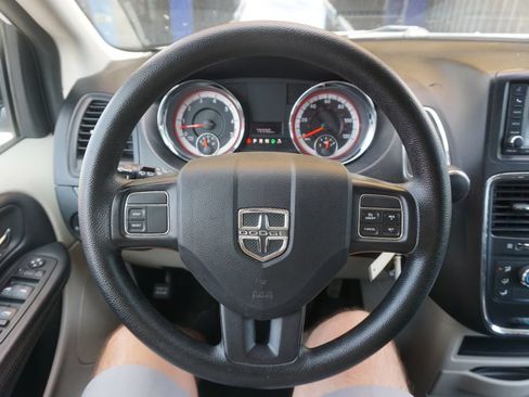 Used 2020 Dodge Grand Caravan SE FWD image 3