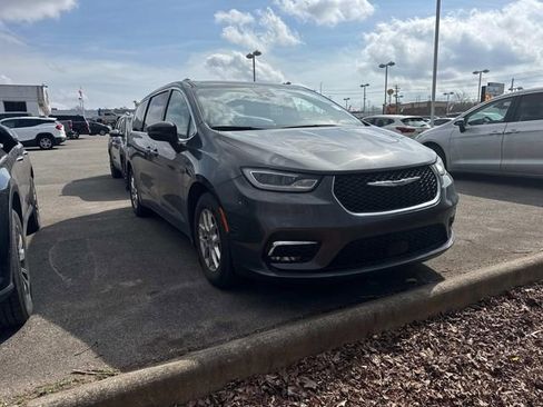 Used 2023 Chrysler Pacifica Touring-L image 2