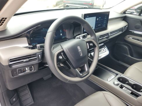 Used 2023 Lincoln Corsair FWD w/ Towing Package image 13