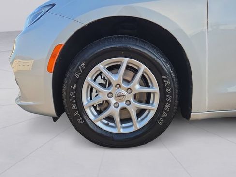 Used 2024 Chrysler Pacifica Touring-L FWD image 9
