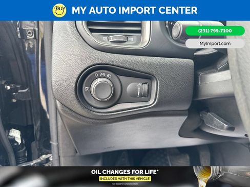 Used 2023 Jeep Renegade Latitude AWD/4WD image 14