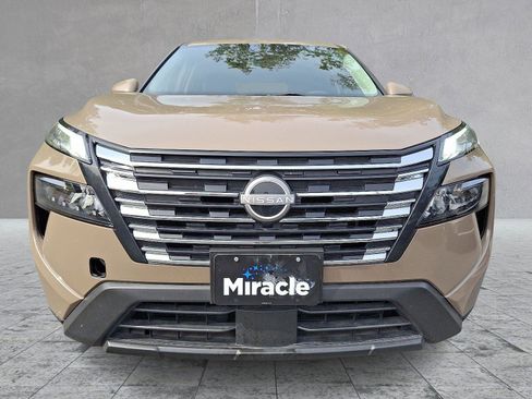 Used 2024 Nissan Rogue SV image 2