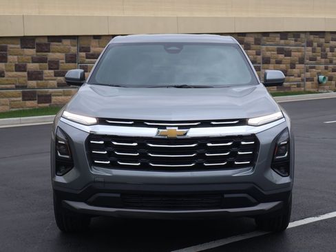 New 2026 Chevrolet Equinox LT w/ Convenience Package II FWD image 2