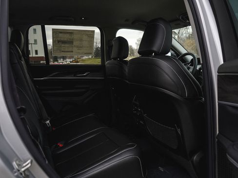 New 2025 Jeep Grand Cherokee Limited image 11