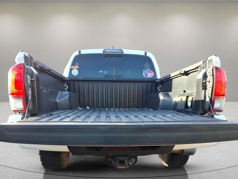 Used 2019 Toyota Tacoma TRD Off-Road w/ Technology Package AWD/4WD image 4