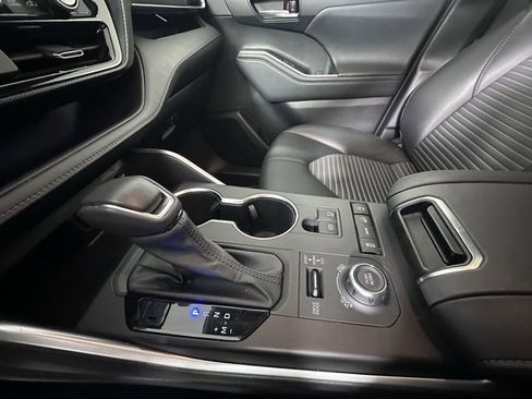 Used 2021 Toyota Highlander XSE image 32