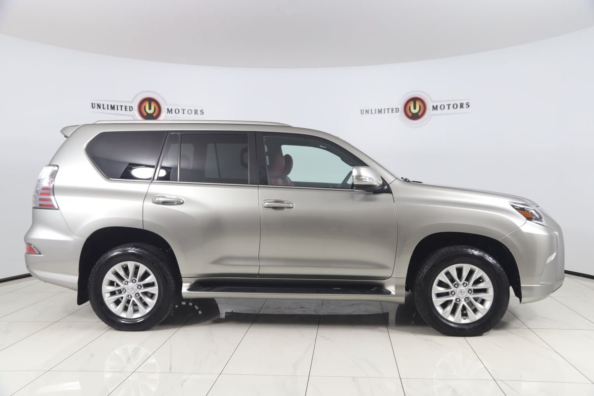Used 2021 Lexus GX 460 w/ Accessory Package AWD/4WD image 2