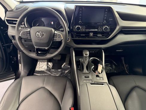 Used 2021 Toyota Highlander XLE image 12