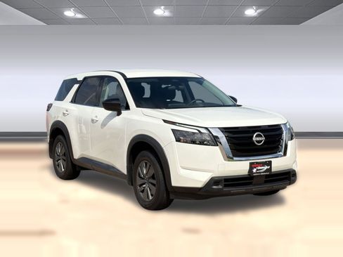 Used 2024 Nissan Pathfinder S image 7