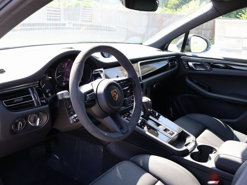 New 2025 Porsche Macan image 4