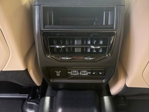 Used 2024 Jeep Grand Cherokee Limited image 39