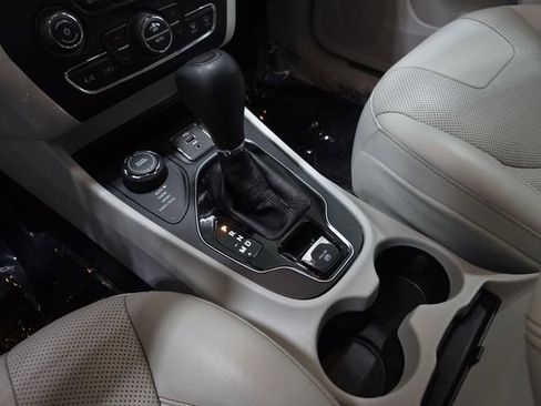 Used 2019 Jeep Cherokee Limited image 24