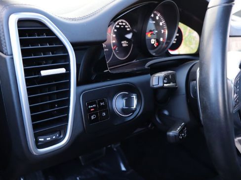 Used 2019 Porsche Cayenne S image 39