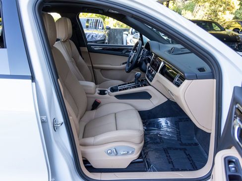 Certified 2025 Porsche Macan image 56