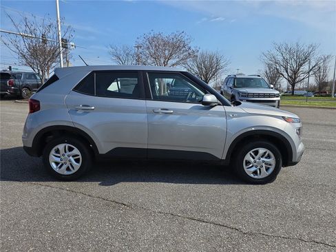 New 2026 Hyundai Venue SE image 3