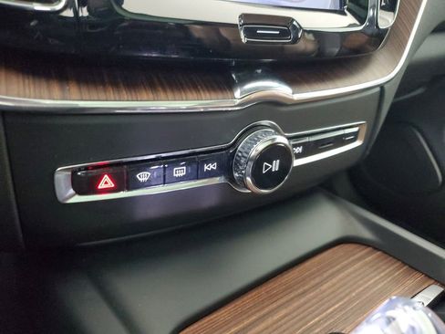 Used 2023 Volvo XC60 B5 Ultimate FWD image 32