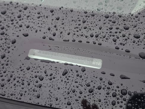 Used 2020 Toyota Camry SE image 2