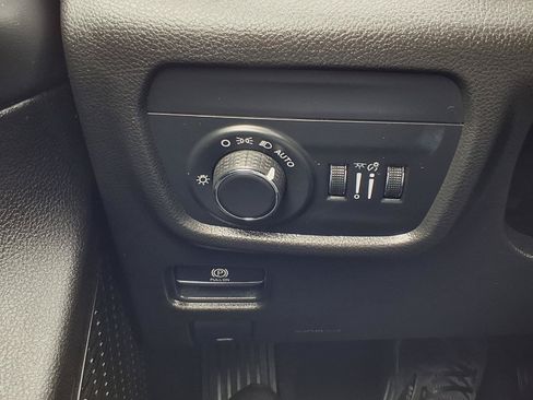Used 2023 Jeep Grand Cherokee L Laredo RWD image 11