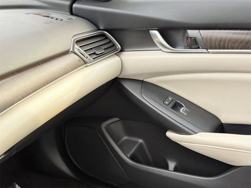 Used 2018 Honda Accord EX image 30