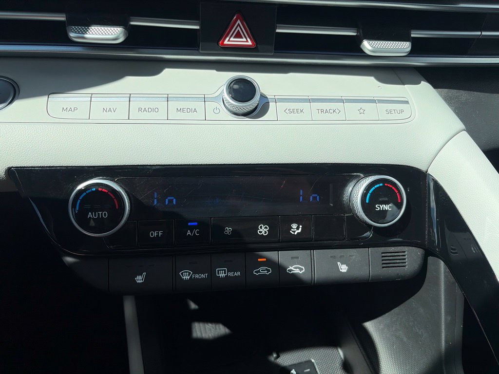 Certified 2025 Hyundai Elantra Limited FWD image 27