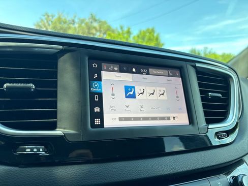 Used 2022 Chrysler Voyager LX FWD image 18