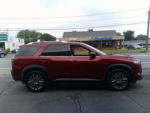Used 2023 Nissan Pathfinder SL w/ SL Premium Package AWD/4WD image 12
