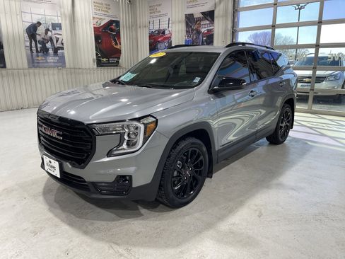 Used 2023 GMC Terrain SLT w/ Elevation Edition image 4
